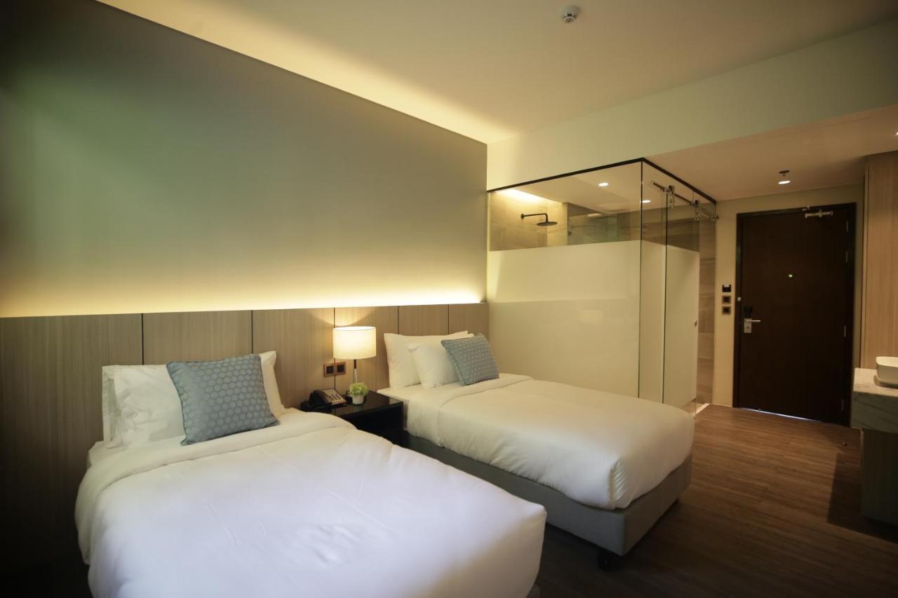 The Maximilian Hotel Cauayan City  Exteriör bild