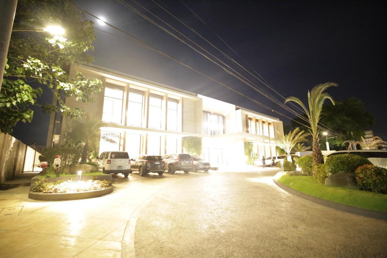The Maximilian Hotel Cauayan City  Exteriör bild